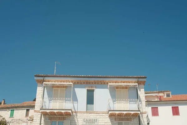 青い空に白い家 — ストック写真