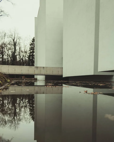 Vertical Shot White Walls Building Cold Autumn Day Water Ponds — Stock Photo, Image