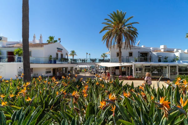 Una Splendida Vista Dei Ristoranti Sotto Cielo Blu Sulla Costa — Foto Stock