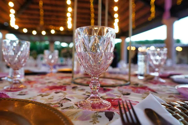 Een Tafel Met Kristallen Bekers Een Bruiloft Receptie — Stockfoto