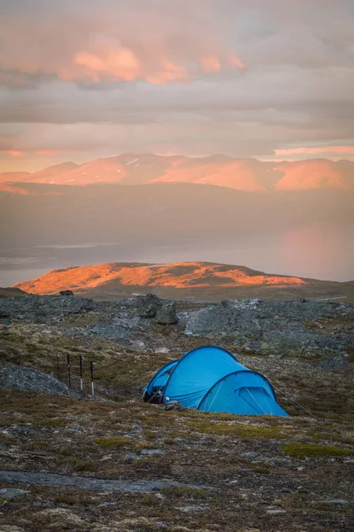 Schöne Aufnahme Eines Blauen Zeltes Den Bergen — Stockfoto