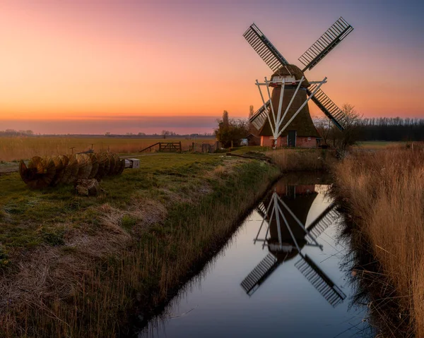 Een Prachtig Uitzicht Watermolen Weerspiegeld Water Tijdens Schilderachtige Zonsondergang — Stockfoto