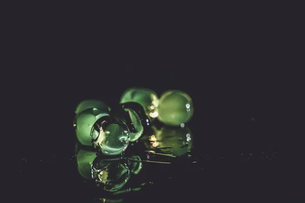 Vibrant Green Water Beads Dark — Stock Photo, Image