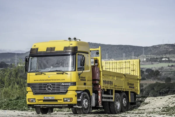 Grand Camion Mercedes Benz Moderne Jaune Garé Sur Terrain — Photo