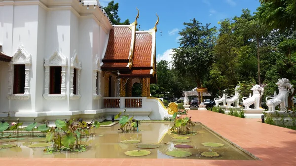 Ein Garten Mit Buddhistischem Tempel Thailand — Stockfoto