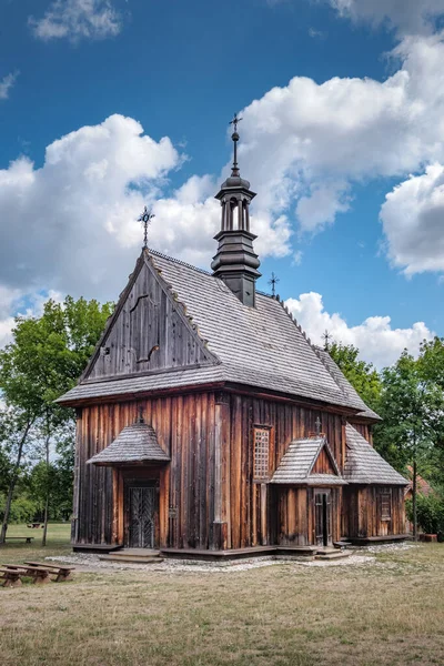 19世紀の木造教会で ポーランドのキール近郊にあるトカルニアの野外博物館にある — ストック写真