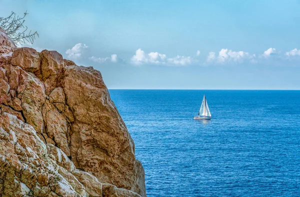 Plachetnice Plující Klidných Vodách Středozemního Moře Skalnatého Útesu Ostrova Sardinie — Stock fotografie