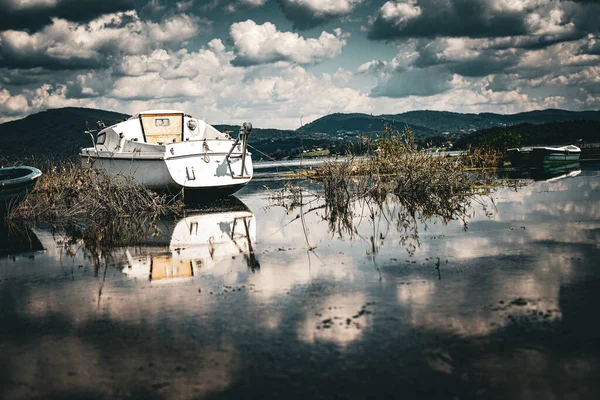 Крупный План Старой Белой Лодки Посреди Озера Горах Облачным Небом — стоковое фото