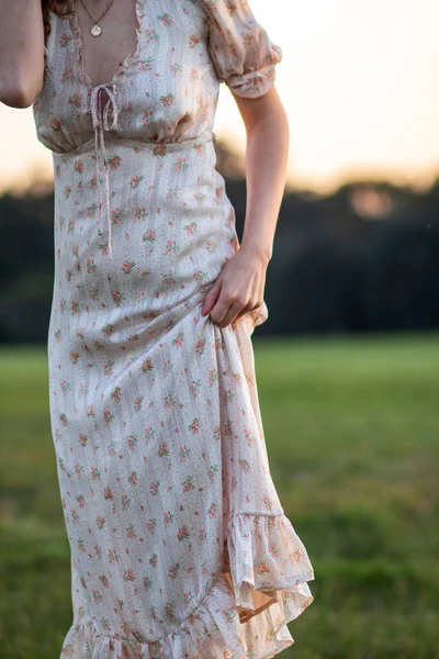 Vertikal Bild Flicka Vit Klänning Med Blommor Poserar Park Dagen — Stockfoto