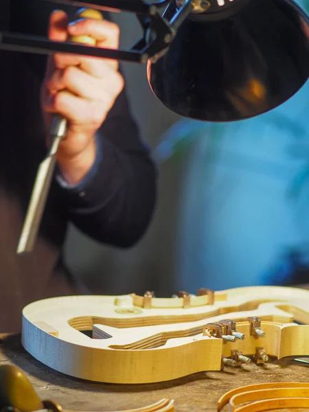 Een Bouwvakker Die Werkplaats Aan Een Nieuwe Viool Werkt — Stockfoto