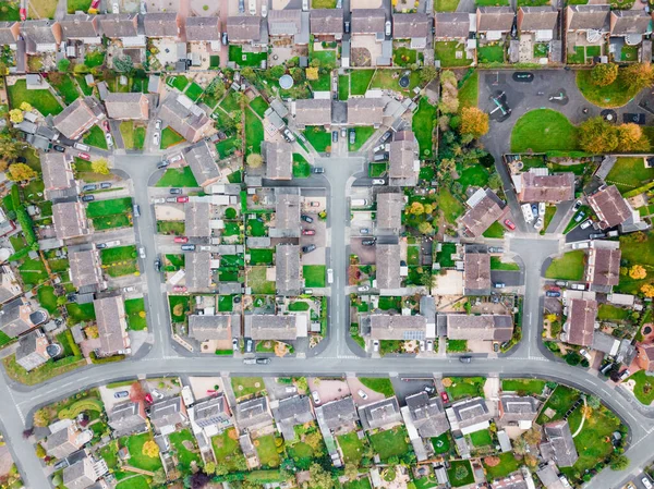 从空中俯瞰英国的传统住宅 这些房子看起来像一个小村庄 看起来像卫星图像一样笔直地朝下看 — 图库照片
