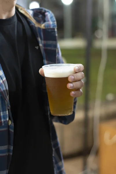 Mano Macho Sosteniendo Cerveza Fresca Una Taza Plástico — Foto de Stock