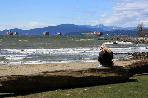 Egy Lány Egyedül Áll English Bay Beach Vancouver Belvárosában Brit — Stock Fotó