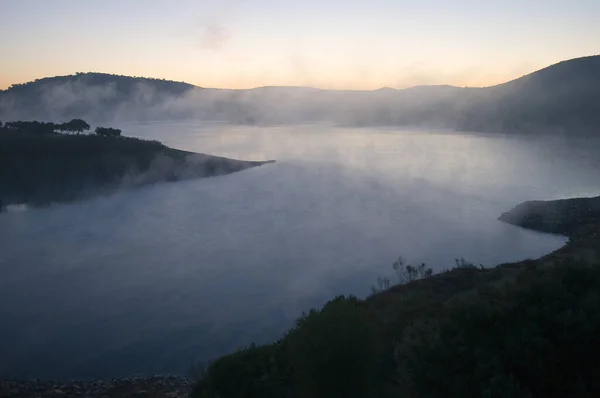 Приголомшливий Вид Озера Під Туманними Хмарами Іспанії — стокове фото