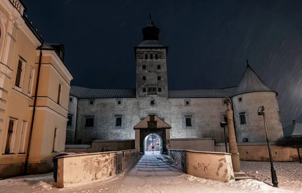 Gece Vakti Slovakya Daki Tarihi Bir Rönesans Kalesinin Fotoğrafı — Stok fotoğraf