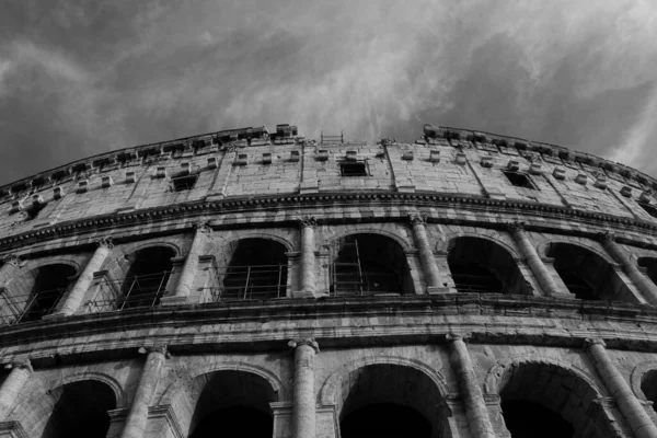 Primer Plano Parte Fachada Del Coliseo Blanco Negro —  Fotos de Stock