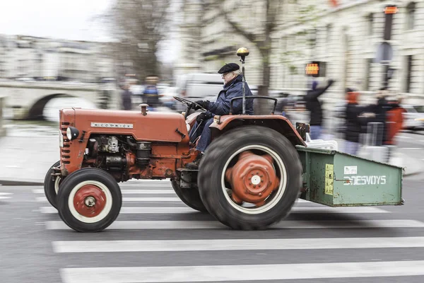 Anciano Montando Tractor Rojo Ciudad Modelo Clásico Cormick —  Fotos de Stock
