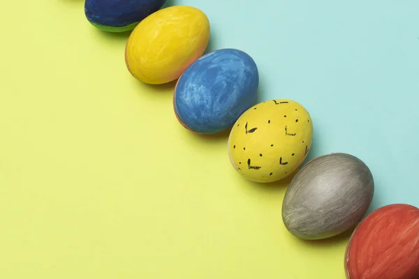 Een Close Shot Van Een Rij Paaseieren Geïsoleerd Een Blauwe — Stockfoto