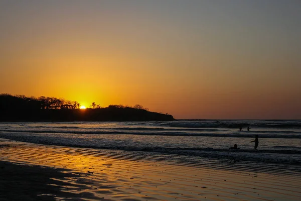 Eine Wunderschöne Landschaft Von Menschen Die Während Eines Sonnenuntergangs Schwimmen — Stockfoto