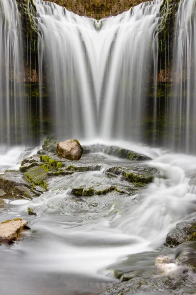 鏡面効果のある滝の垂直ショット — ストック写真
