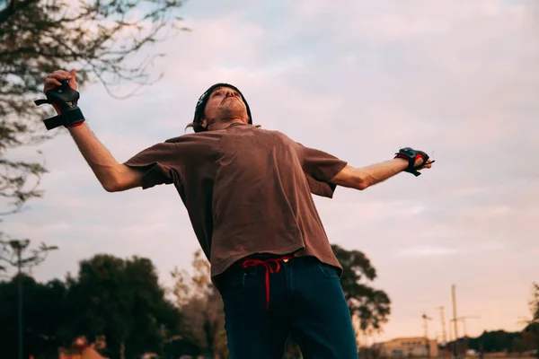 Close Homem Jogando Futebol — Fotografia de Stock