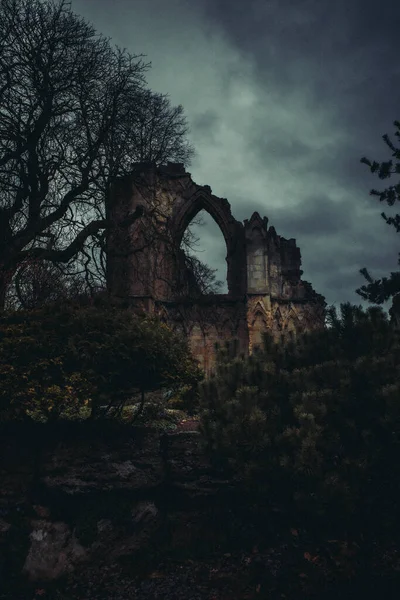 Ein Schöner Blick Auf Die Ruinen Der Kathedrale Mit Garten — Stockfoto