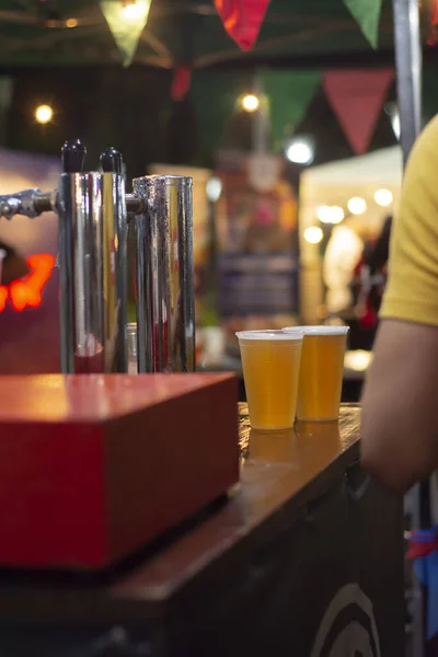 Una Porción Cerveza Fresca Una Taza Plástico Mostrador — Foto de Stock