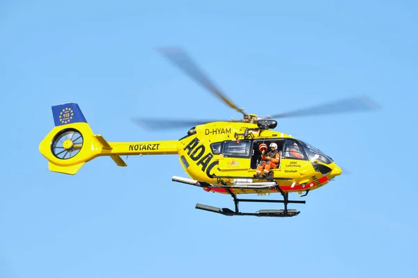 Helicóptero Rescate Volando Frente Cielo Azul Infraestructura Alemana Ambulancia Aérea —  Fotos de Stock
