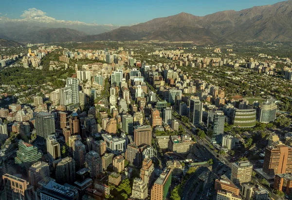 以智利安第斯山脉为背景的圣地亚哥鸟瞰图 — 图库照片