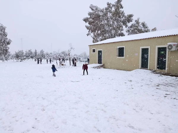 Nahaufnahme Eines Mit Schnee Spielenden Kindes Asyrmatos Park — Stockfoto