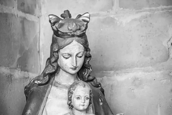 勝利の聖母のアンティークの古い彫刻 — ストック写真