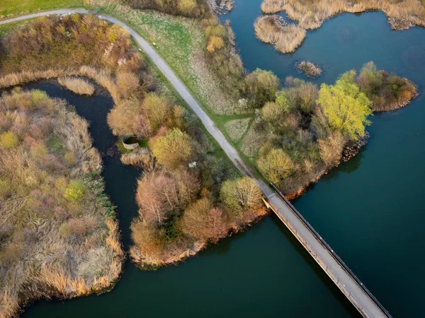 Una Vista Aérea Puente Sobre Lago Conectado Una Isla Llena —  Fotos de Stock