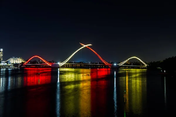 晚上有彩灯的Matagarup桥 东珀斯西澳大利亚 — 图库照片