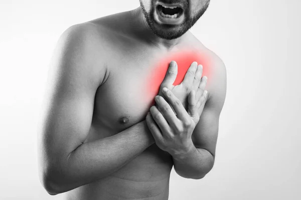 Shirtless Man Kropp Bål Hålla Bröstsmärtor Grund Hjärtinfarkt Smärta Zon — Stockfoto