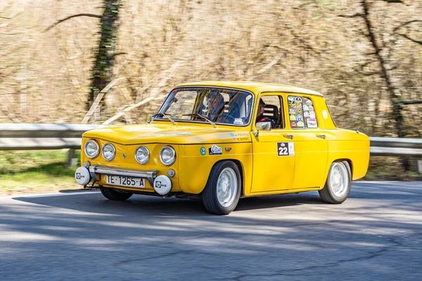 Voiture Rallye Classique Dans Rue Renault — Photo