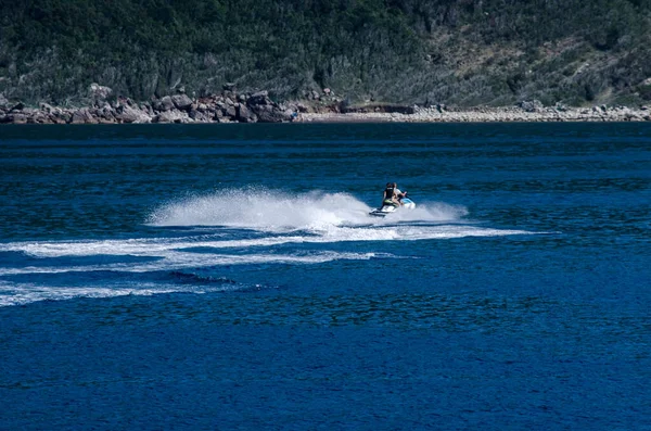 Eine Schöne Aufnahme Von Menschen Auf Einem Jetski Einem Blauen — Stockfoto