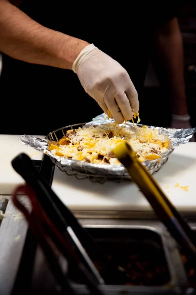 Uma Foto Vertical Chef Preparando Nachos Mexicanos Com Bife Restaurante — Fotografia de Stock