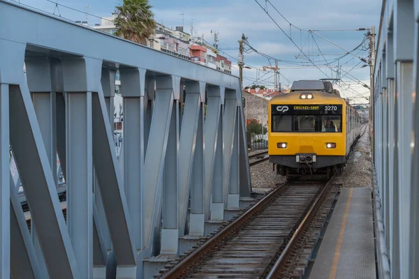 Comboio Urbano Amarelo Companhia Que Circula Ponte Ferroviária — Fotografia de Stock