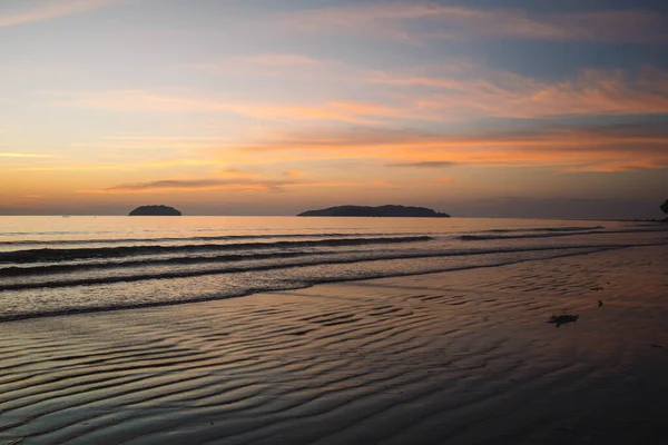 Uma Vista Fascinante Pôr Sol Dourado Sobre Mar — Fotografia de Stock