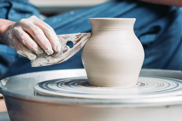 Mãos Mulher Trabalhando Com Ferramenta Roda Cerâmica Fazendo Pote — Fotografia de Stock
