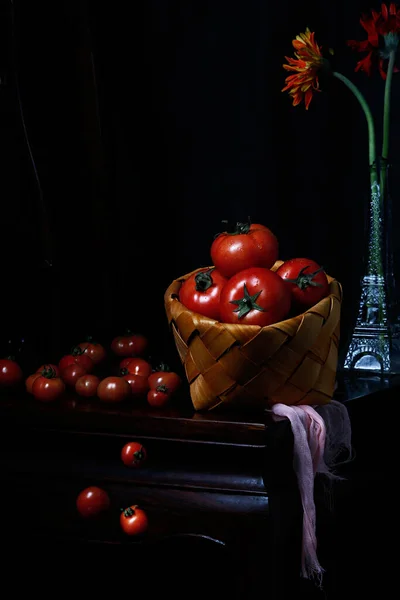 Gros Plan Tomates Fraîches Brillantes Sur Panier Sur Une Table — Photo