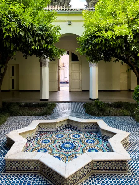Patio Mosaico Vacío Con Una Pequeña Fuente Centro — Foto de Stock