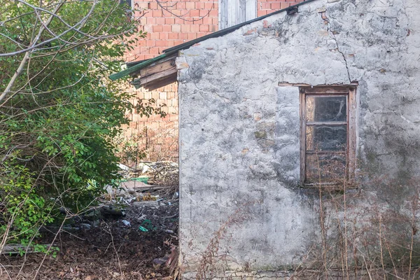 Une Vieille Maison Délabrée Avec Des Fenêtres Délabrées Avec Arbre — Photo