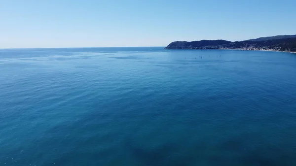Una Toma Aérea Del Hermoso Brillante Mar Liguria Con Colinas — Foto de Stock