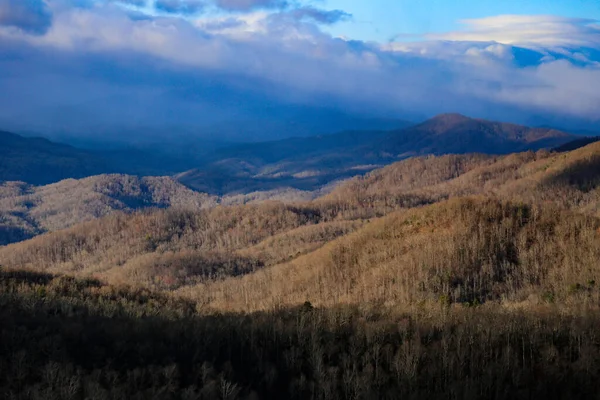 青空を望む丘の美しい景色 — ストック写真