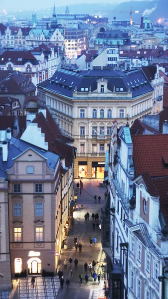 ヨーロッパの都市の中心部の垂直方向のショットが青に着色 — ストック写真