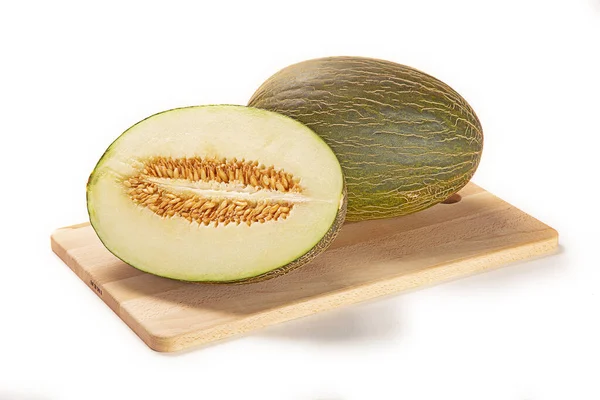 Gros Plan Melon Coupé Sur Une Planche Bois Isolée Sur — Photo