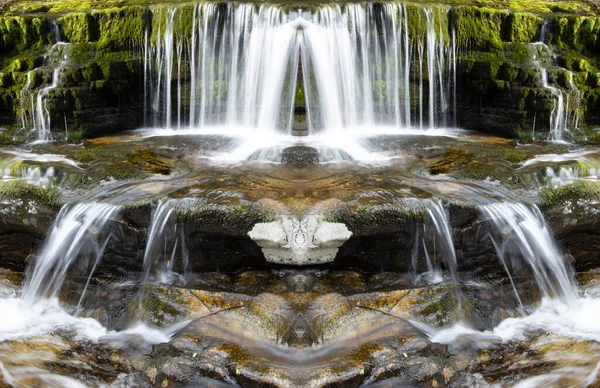 Schöne Aufnahme Eines Wasserfalls Mit Spiegeleffekt — Stockfoto