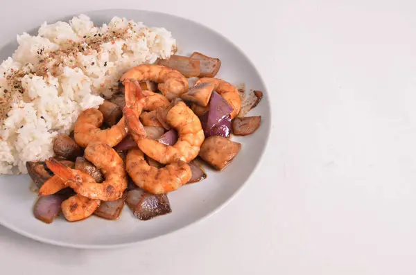白底上的一盘米饭和虾 日本菜 — 图库照片