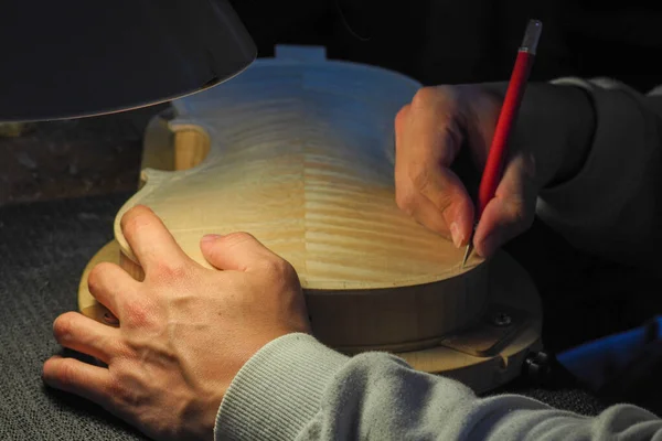 Een Close Shot Van Luthier Handen Werken Aan Een Nieuwe — Stockfoto